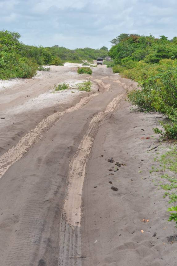 Atravessando areial na viagem entre Paulino Neves e Barreirinhas - MA
